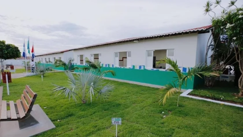 Homem embriagado é detido após invadir escola e tentar agredir alunos e funcionários