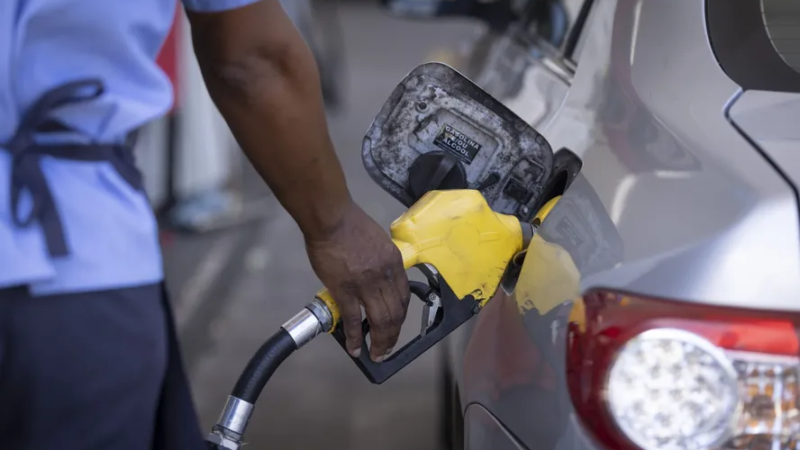 Defasagem da gasolina chega a 18%, em meio à disputa pelo comando da Petrobras