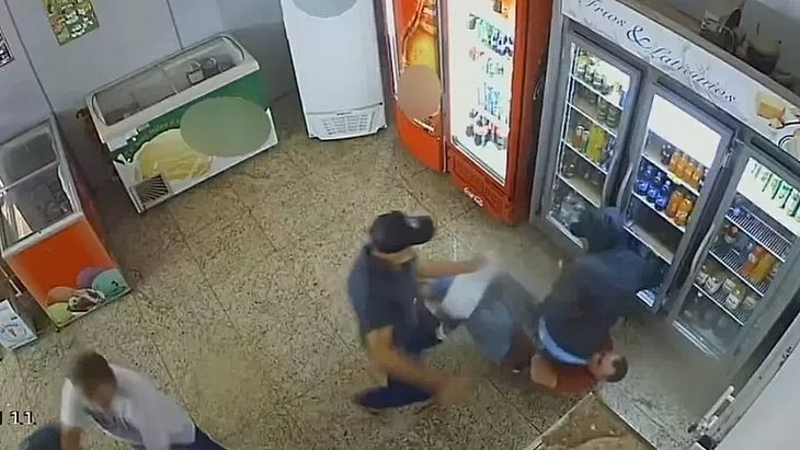 Pai e filho reagem a assalto em supermercado e morrem baleados