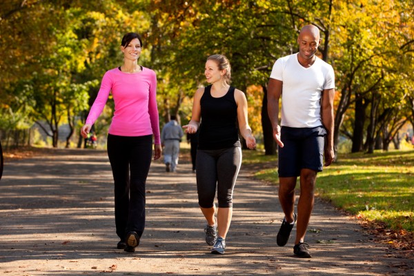 6 benefícios surpreendentes de iniciar o dia com uma caminhada