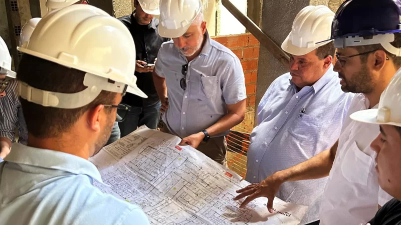 Secretário de Estado da Saúde vistoria obras do Hospital Regional do Médio Sertão