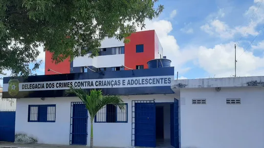 Criança relata atitude de professor de música preso em Maceió: ‘Fica me beijando toda hora’