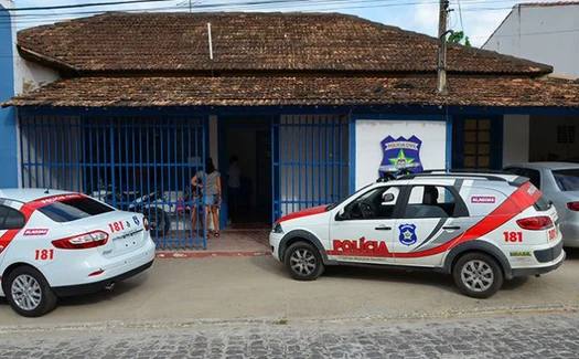 Mulher tenta matar esposo com facada na barriga e é presa