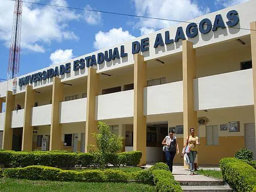 Uneal: Paralisação por falta de professores e técnicos desencadeia protesto
