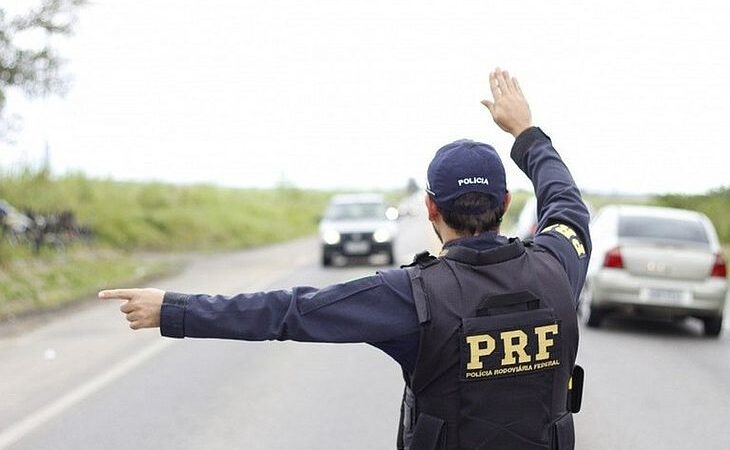 PRF apreende 10 mil tijolos sem nota fiscal em São Sebastião