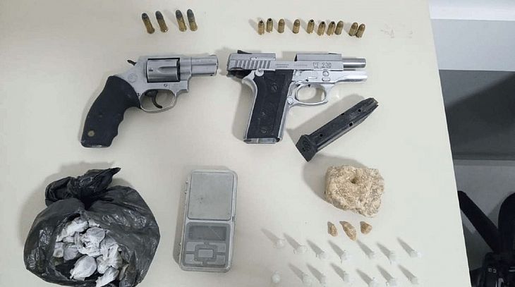 Jovem é detido por tráfico de drogas na Grota do Cigano, no Jacintinho