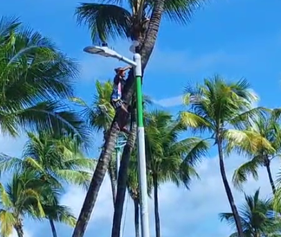 Homem é detido após furtar cabos e refletores em coqueiros na Ponta Verde