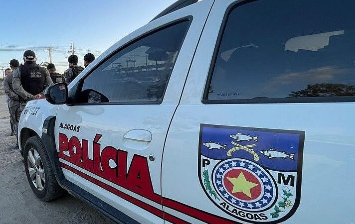 Populares amarram homem a portão após suspeita de furto à oficina, em Arapiraca