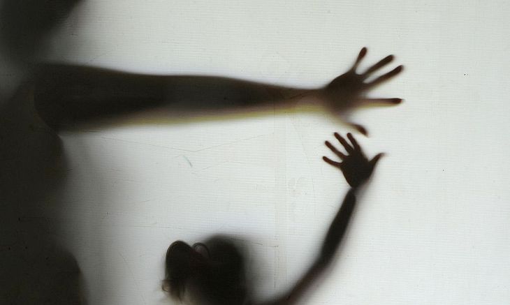 Padrasto é condenado a mais de 49 anos de prisão pelo estupro da enteada
