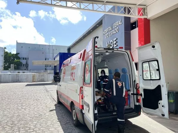 Homem é alvejado com disparo e agredido a pauladas em Maceió