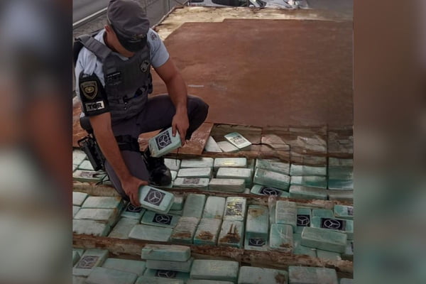 PM apreende 420 tijolos de cocaína avaliados em R$ 120 mi