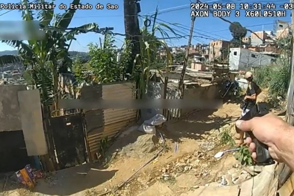 PM atira 10 vezes em homem negro com celular na mão