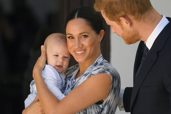 Harry e Meghan rejeitam a monarquia ao impedir Archie de ganhar título
