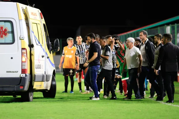 Técnico do ASA passa mal durante jogo e é retirado de ambulância