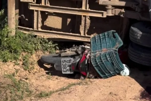 Colisão entre ônibus escolar e motocicleta deixa um morto em Piranhas