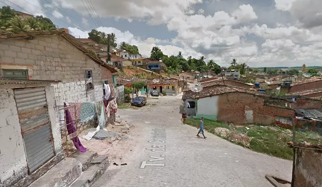 Após tiroteio, homem é resgatado baleado dentro de residência