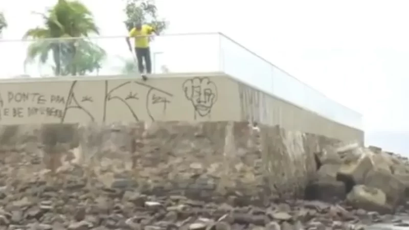 Muro do Marco dos Corais é pichado; polícia investiga o caso