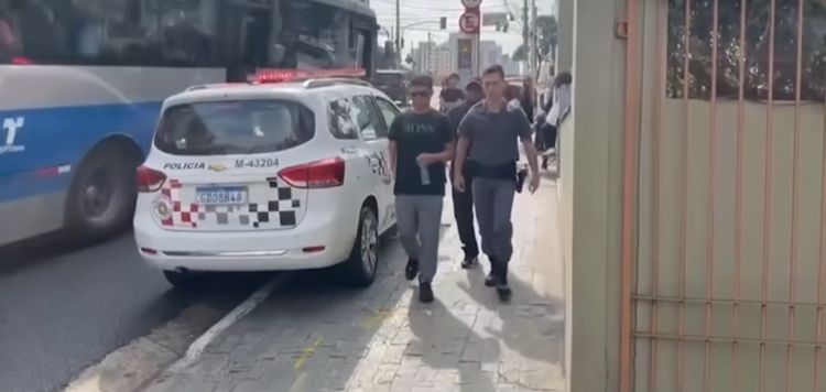 Irmãos de policial militar assassinado acompanha velório