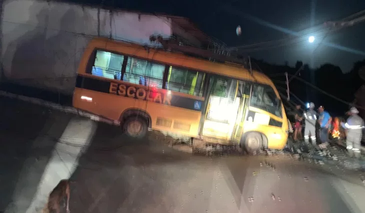 Motorista perde controle e ônibus escolar atinge residência