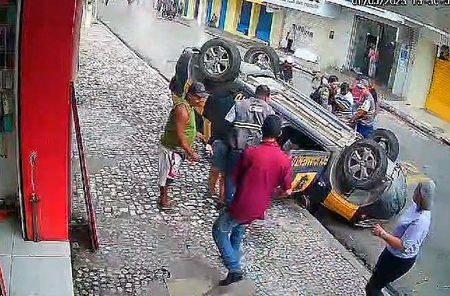 Viatura do DMTT capota durante perseguição a veículo no Centro de Maceió