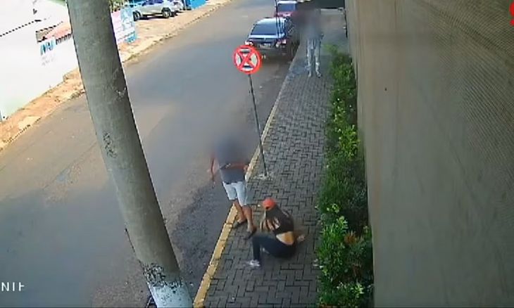 Mulher de 23 anos fica em estado grave após ser atacada com ácido