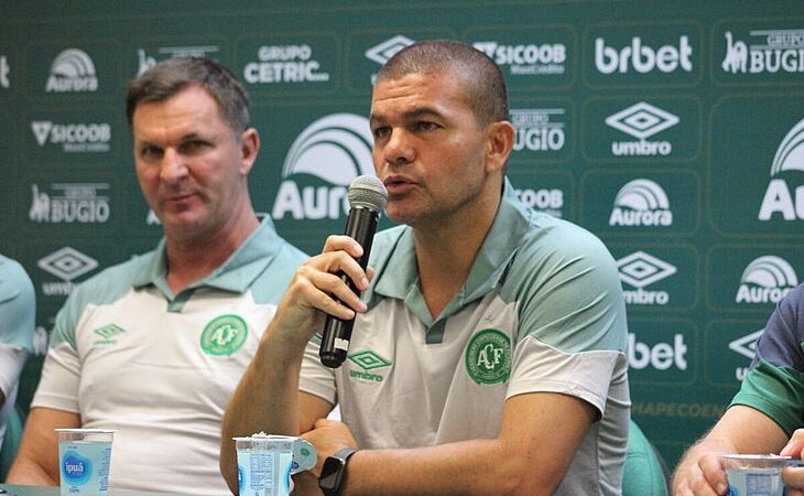 CRB reencontra Louzer no duelo contra a Chapecoense, no Rei Pelé; veja provável time