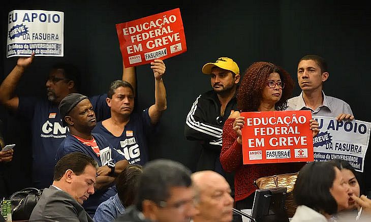 Governo Federal faz reunião com categorias em greve nas universidades