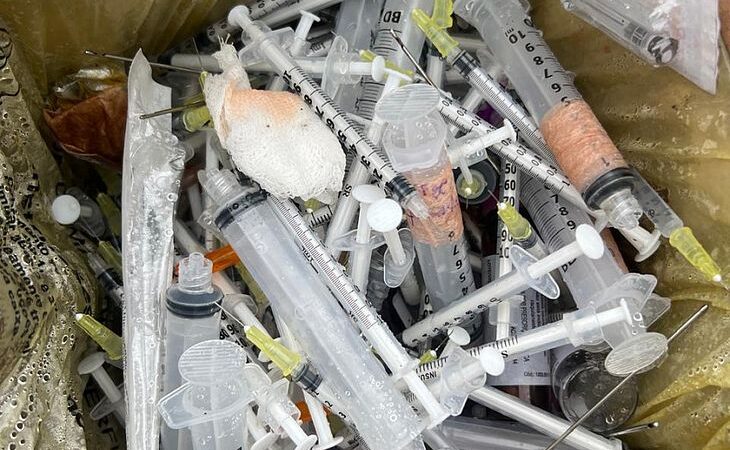 Vigilância Sanitária recolhe lixo hospitalar que foi descartado em via pública em Maceió