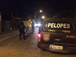 Suspeito tenta fugir, mas é preso por tráfico após abordagem da PM