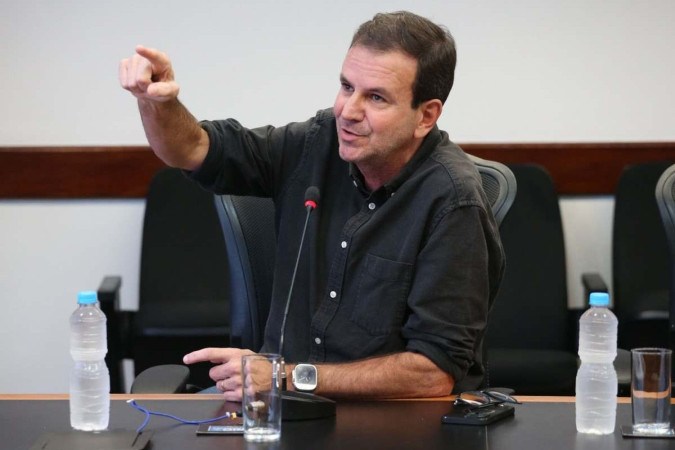 Paes defende Cesar Maia após vereador participar de sessão da Câmara sentado em privada