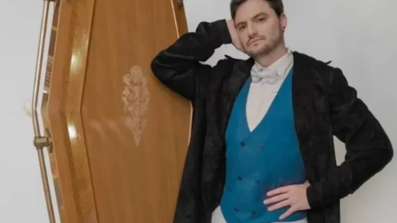 Felipe Neto faz foto dentro de caixão em homenagem a Machado de Assis