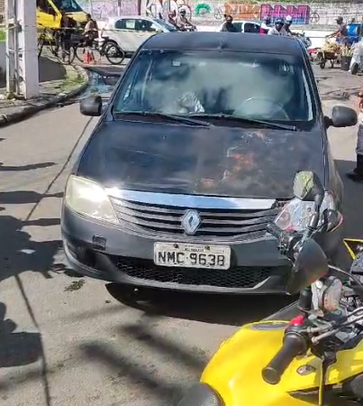 Homem é morto a tiros dentro de veículo em cruzamento de avenida em Maceió
