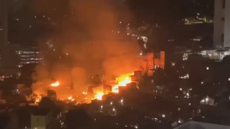 Incêndio de grandes proporções atinge favela e afeta cerca de 300 famílias