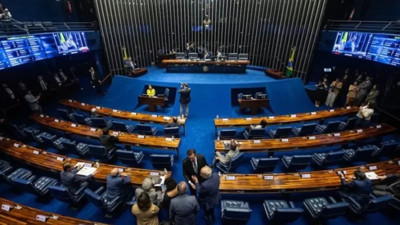 Senado aprova bolsa de até R$ 700 para alunos de baixa renda