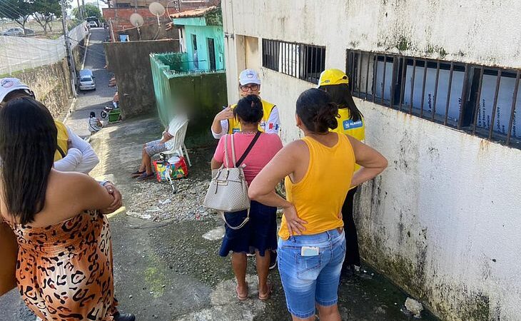 Mulher tem surto psicótico ao tentar deixar marido doente com familiares dele