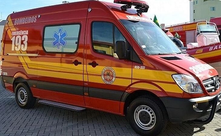Criança de 10 anos quebra a perna e tem suspeita de traumatismo em acidente de moto