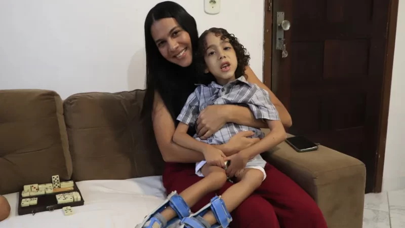 Menino com doença rara faz campanha para pedir ajuda