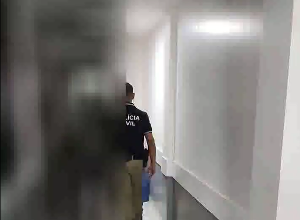 Homem é preso ao confessar matar irmão nos fundos da casa dos pais