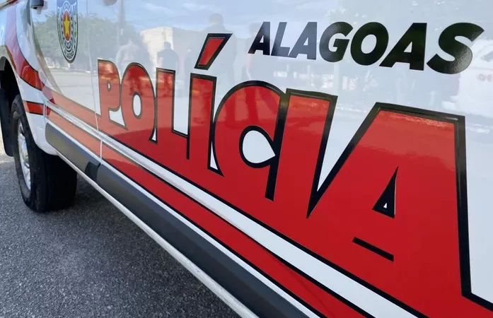 Mulher trans esfaqueia homem e é presa na Praia do Francês