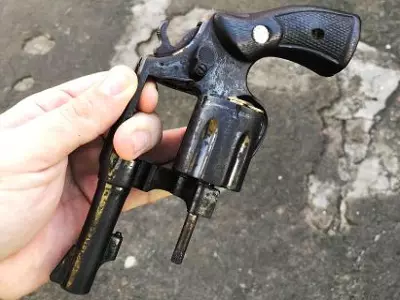 Comerciante é preso com arma de fogo em estabelecimento; suspeita que arma foi usada em crimes