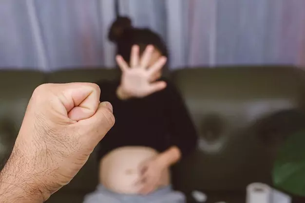Homem agride esposa grávida com faca e é preso