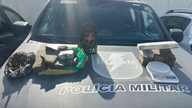 PM apreende arma de fogo e 4,2 quilos de maconha e prende condutor por embriaguez ao volante