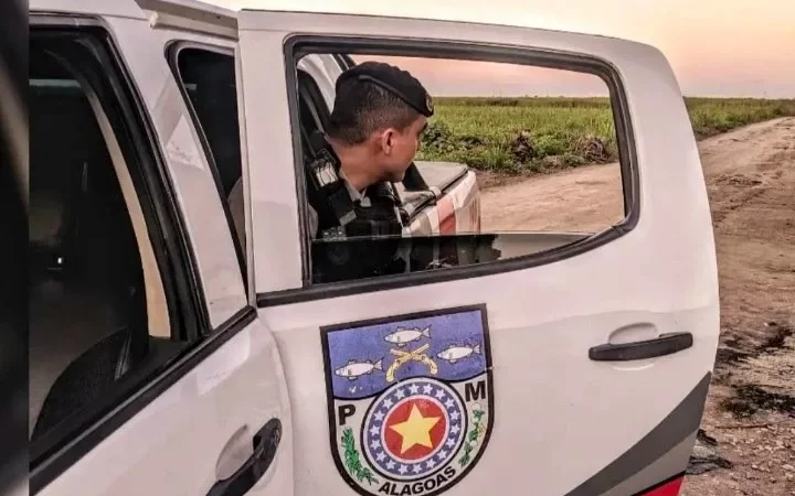 Homem é alvejado a tiros dentro de residência ao lado da esposa
