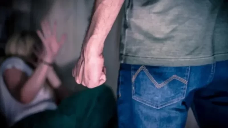De resguardo e com bebê no colo, mulher vai à porta do IML denunciar agressão do marido