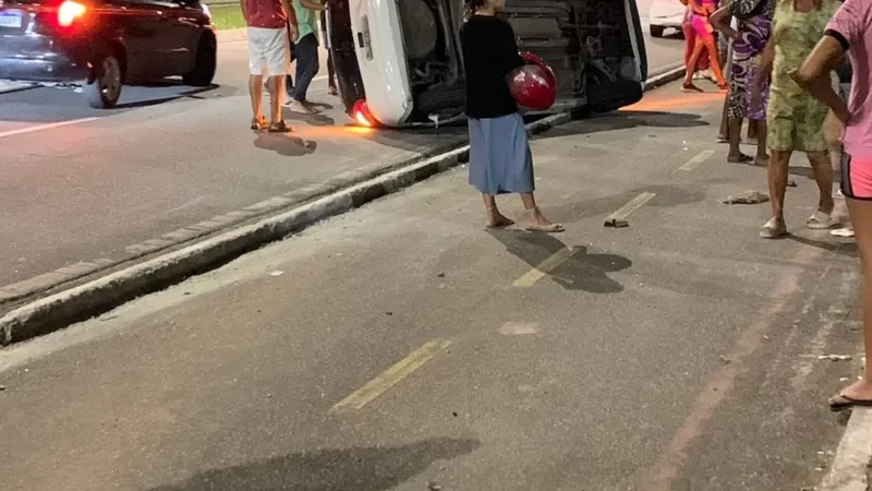 Veículo com quatro ocupantes capota na Josefa de Melo em Maceió