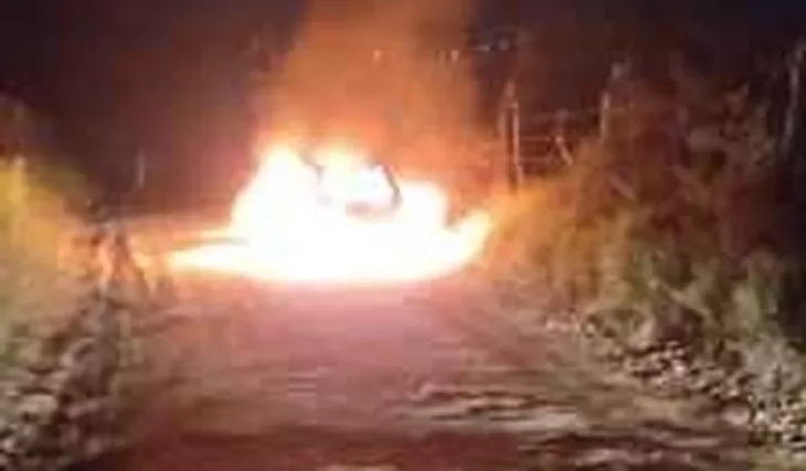 Veículo fica completamente destruído após ser atingido por incêndio