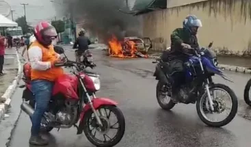 Incêndio atinge veículo e bombeiros são acionados