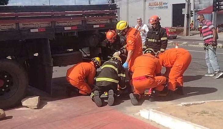 Motociclista fica preso às ferragens após colisão com caminhão na Durval de Góes Monteiro