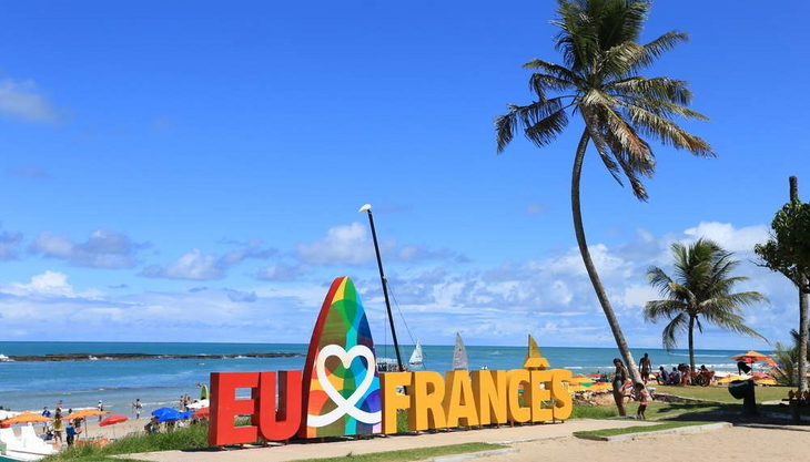 Criança de 13 anos é queimada por água-viva na Praia do Francês
