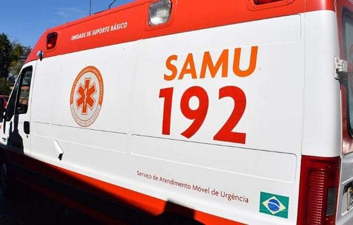 Homem tem faca cravada no peito por marido de ex-enteada